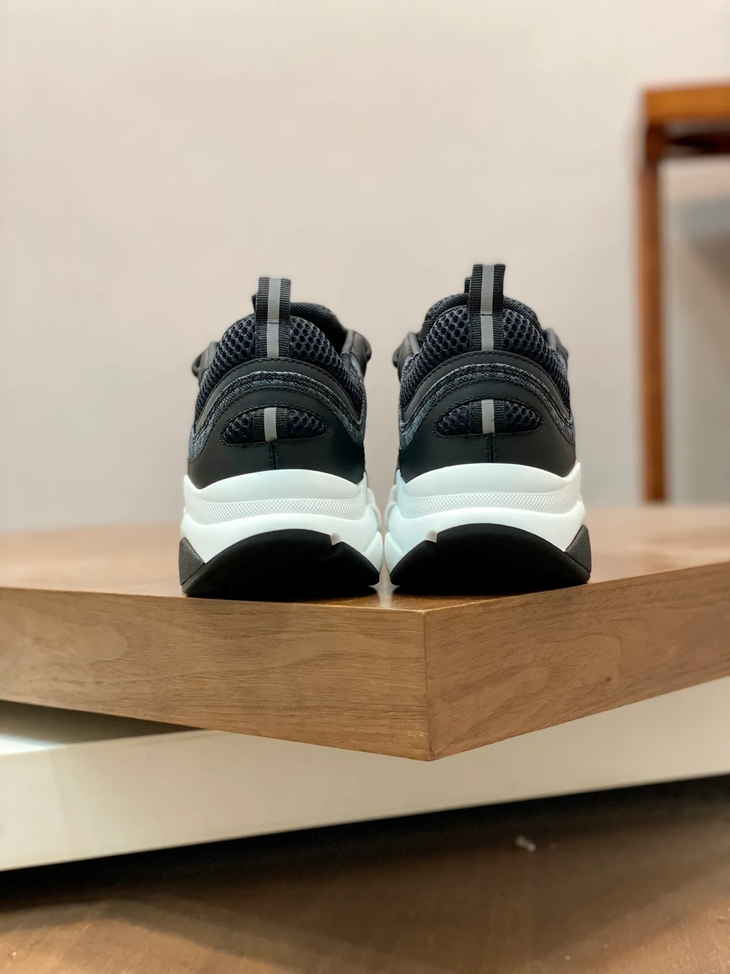 Factory price: 500💰 Dior B22 men's jogging fashion sneakers. This item draws inspiration from retro jogging shoes. It adopts a thick low-top design, with an upper made of leather and mesh fabric, and a black and white engraved rubber sole. The side is decorated with an embossed "Di~r" logo. Code number: 38-45 (38, 45, 46 can be customized)